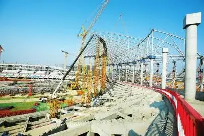 成都大運會主場館進入鋼結構施工，“飛碟”造型顯雛形