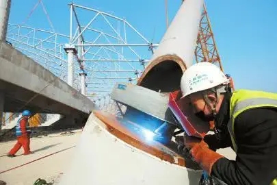 成都大運會主場館進入鋼結構施工，“飛碟”造型顯雛形