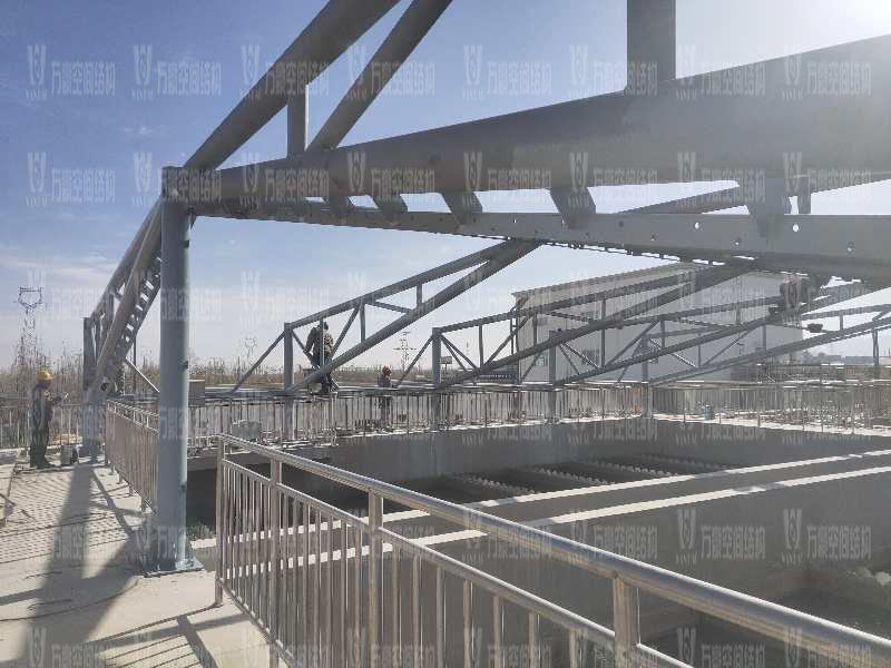 格爾木工業園昆侖工業區工業污水廠污水池保溫膜結構工程位于海西蒙古族藏族自治州格爾木市，此項目是國內首個ETFE膜結構污水池加蓋工程。   該工程主要建設格爾木工業園昆侖工業區工業污水處理廠首期2.5萬立方米/天工程二沉池、水解酸化池和預沉池池體保溫膜結構安裝。項目用鋼量230噸，膜結構展開面積5000平米。    目前，預沉池和酸化水解池鋼結構已完成，油漆已完成。二沉池基柱加焊，鋼架焊接中。    期待整個工程的完工，來領略它別致的風采。