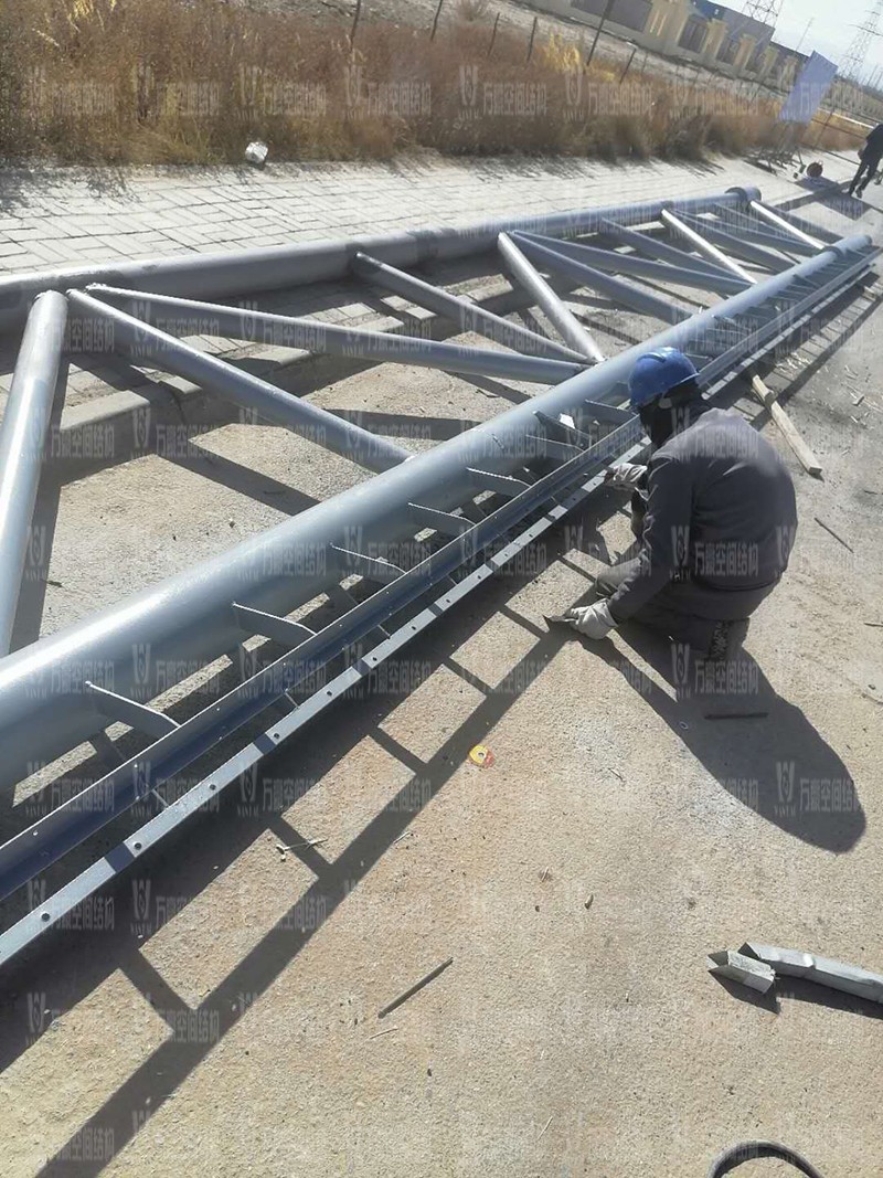 格爾木工業園昆侖工業區工業污水廠污水池保溫膜結構工程位于海西蒙古族藏族自治州格爾木市，此項目是國內首個ETFE膜結構污水池加蓋工程。   該工程主要建設格爾木工業園昆侖工業區工業污水處理廠首期2.5萬立方米/天工程二沉池、水解酸化池和預沉池池體保溫膜結構安裝。項目用鋼量230噸，膜結構展開面積5000平米。    目前，預沉池和酸化水解池鋼結構已完成，油漆已完成。二沉池基柱加焊，鋼架焊接中。    期待整個工程的完工，來領略它別致的風采。