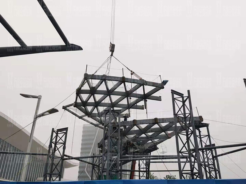 滬通鐵路張家港站地方配套工程站前西側旅客集散區蝴蝶造型天幕工程進入鋼結構吊裝階段 滬通鐵路張家港站地方配套工程站前西側旅客集散區蝴蝶造型天幕工程進入鋼結構吊裝階段