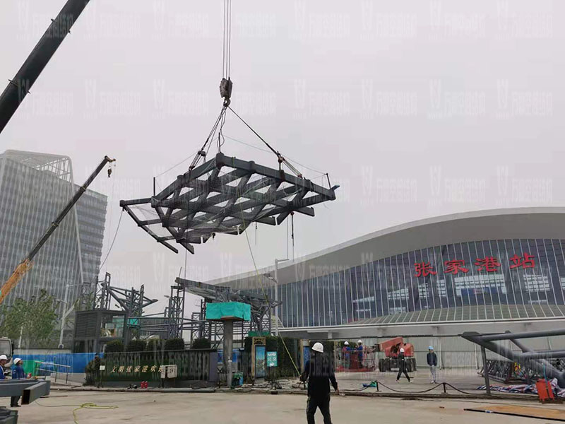 滬通鐵路張家港站地方配套工程站前西側旅客集散區蝴蝶造型天幕工程進入鋼結構吊裝階段 滬通鐵路張家港站地方配套工程站前西側旅客集散區蝴蝶造型天幕工程進入鋼結構吊裝階段