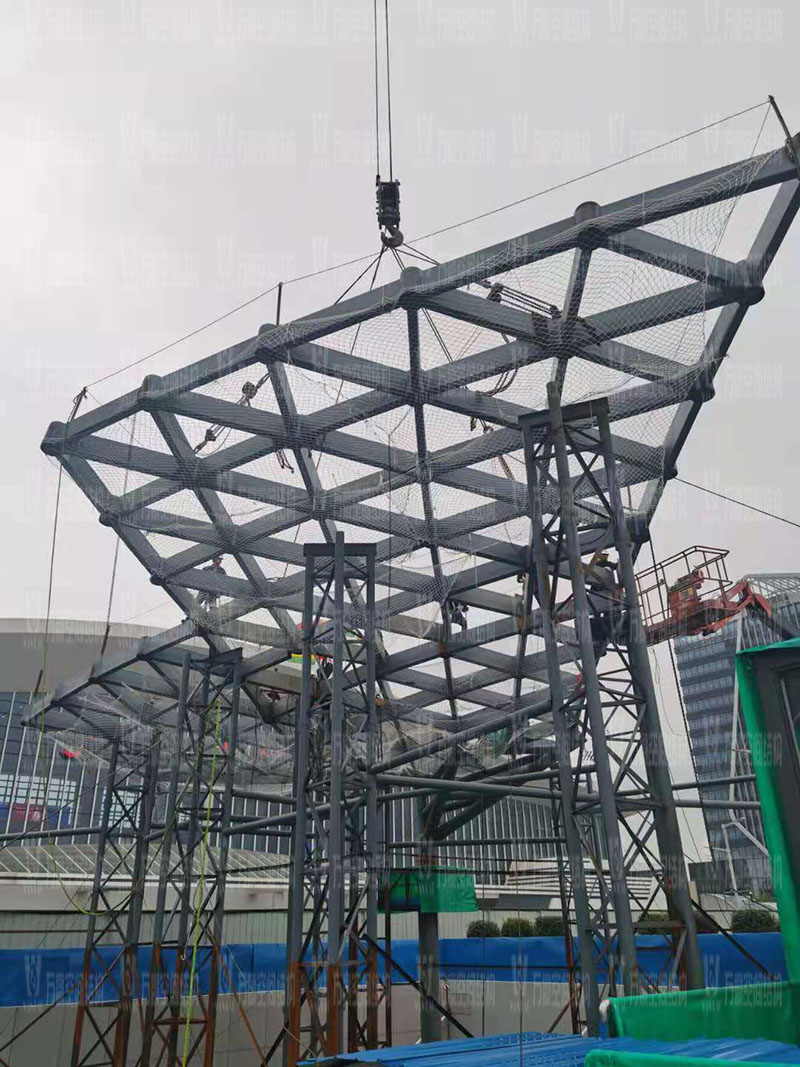 滬通鐵路張家港站地方配套工程站前西側旅客集散區蝴蝶造型天幕工程進入鋼結構吊裝階段 滬通鐵路張家港站地方配套工程站前西側旅客集散區蝴蝶造型天幕工程進入鋼結構吊裝階段