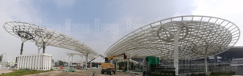 滬通鐵路張家港站地方配套工程站前西側旅客集散區蝴蝶造型天幕工程鋼結構接近尾聲