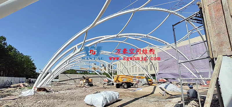 寧波諾丁漢大學(xué)室外運(yùn)動場地改擴(kuò)建項(xiàng)目膜結(jié)構(gòu)工程鋼結(jié)構(gòu)已完成