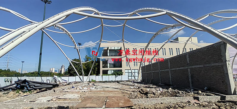 寧波諾丁漢大學(xué)室外運(yùn)動場地改擴(kuò)建項(xiàng)目膜結(jié)構(gòu)工程鋼結(jié)構(gòu)已完成
