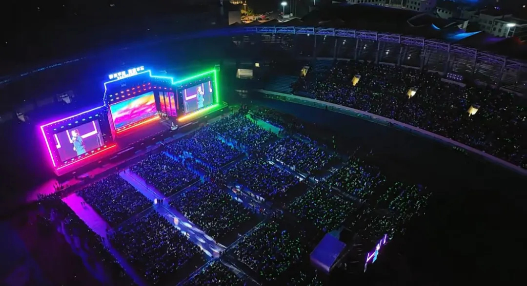 平陽(yáng)體育中心群星演唱會(huì)！超萬(wàn)人圍觀，現(xiàn)場(chǎng)火爆High唱！