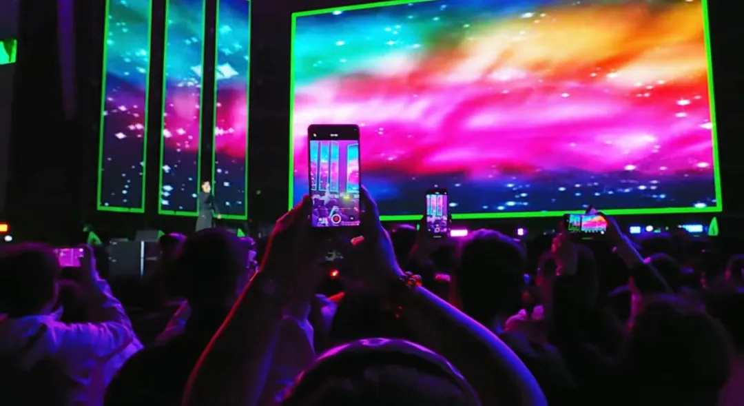 平陽(yáng)體育中心群星演唱會(huì)！超萬(wàn)人圍觀，現(xiàn)場(chǎng)火爆High唱！