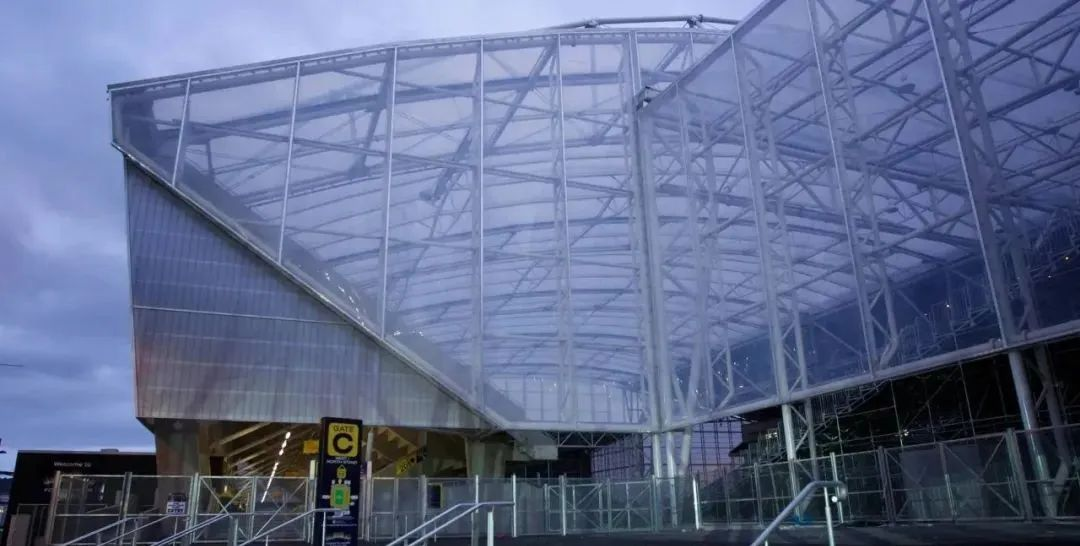 屋頂下生長著天然草皮的永久封閉式體育場 屋頂下生長著天然草皮的永久封閉式體育場