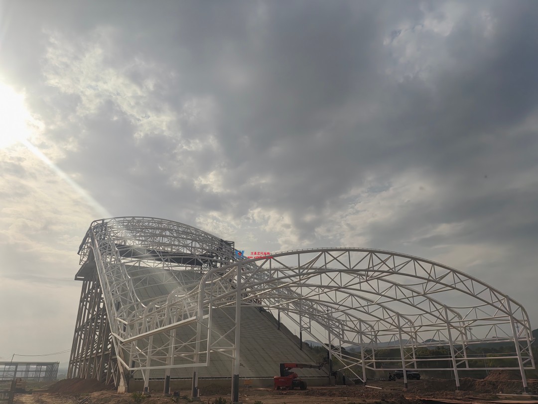 比亞迪紹興嵊州賽車場干拔沙坡觀景平臺鋼結(jié)構(gòu)項(xiàng)目