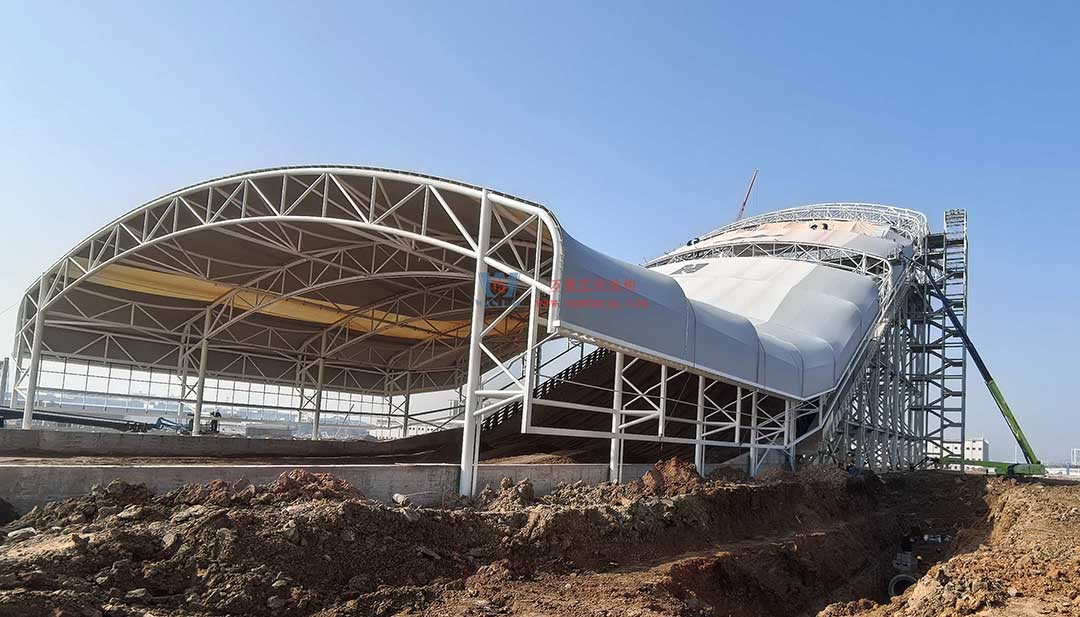 比亞迪賽車場驚現“風之翼”！又一座PTFE膜結構干拔沙坡頂棚拔地而起