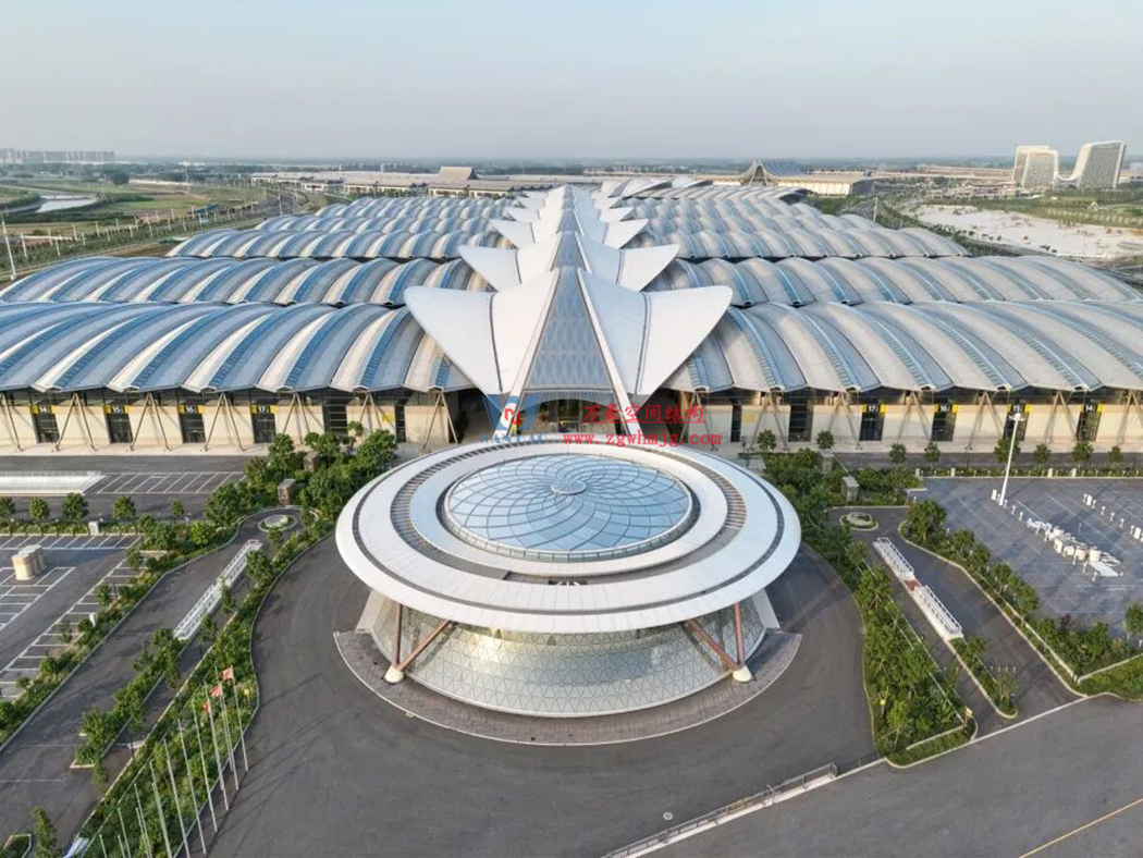 中原會展二期竣工！浙江萬豪集團助力打造城市巨型天幕