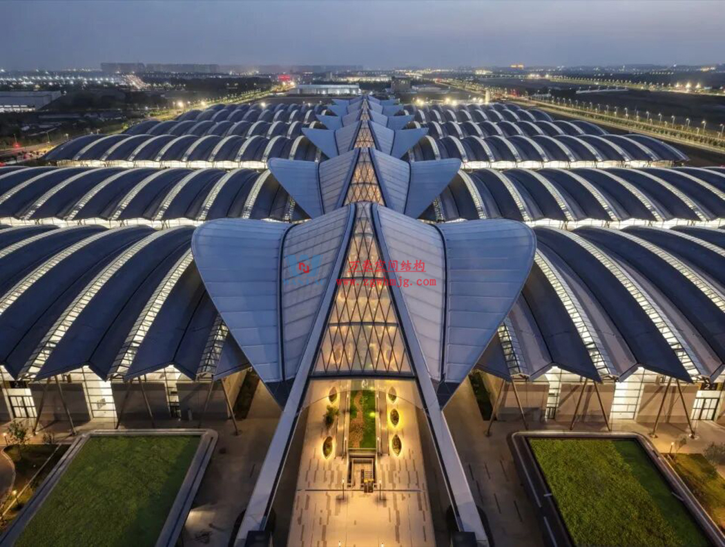 中原會展二期竣工！浙江萬豪集團助力打造城市巨型天幕