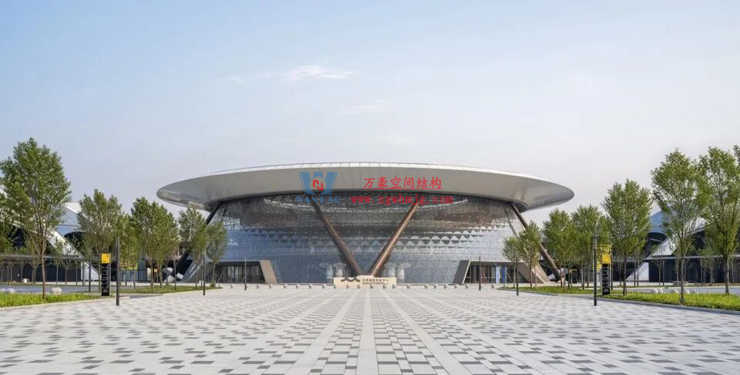 中原會展二期竣工！浙江萬豪集團助力打造城市巨型天幕