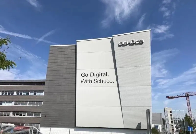 德國(guó)旭格總部大樓新門面-織物幕墻