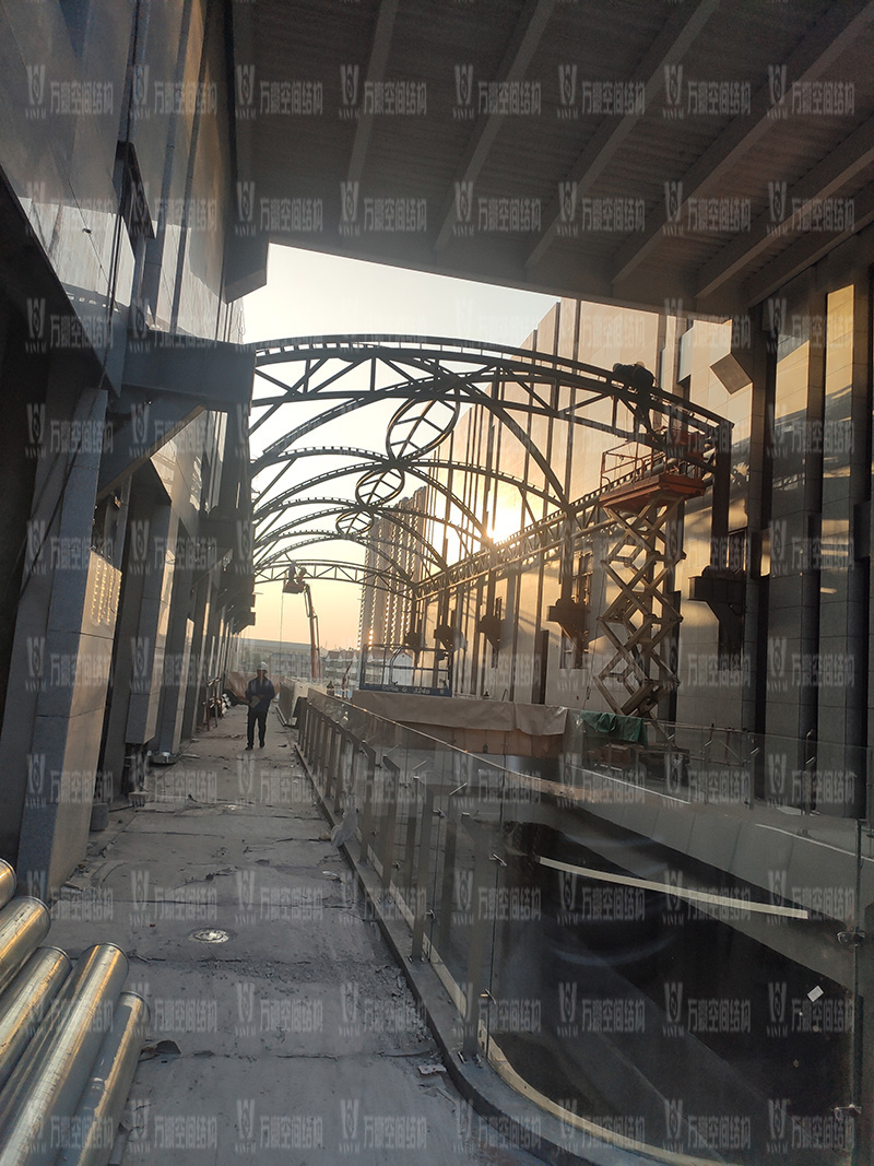 新泰卓越·財富廣場膜結構項目火熱施工中