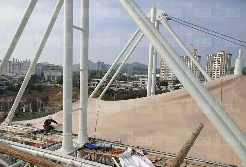 汕尾市體育中心（一期）工程田徑場膜結構項目進入膜布安裝階段