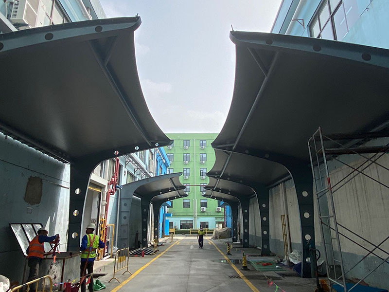 膜結(jié)構(gòu)的車棚有什么特點(diǎn)？為什么膜結(jié)構(gòu)的車棚如此受歡迎？